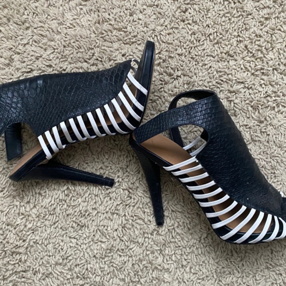 Calvin Klein Strappy Leather Slingback Heels Size 7 - Picture 4 of 5